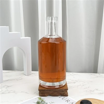 Przezroczysta butelka z szklaną whisky