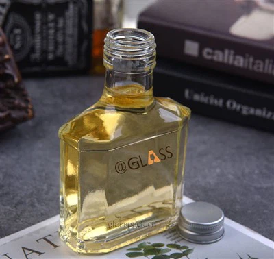 Butelka kwadratowa rumu